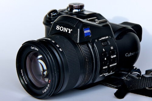 Eine typische Bridgekamera: die Sony DSC-F828