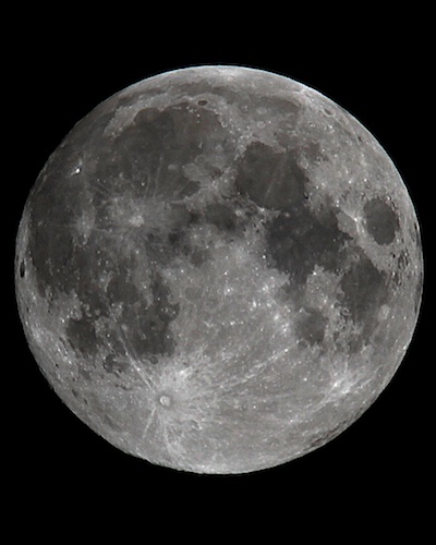 Der Mond, aufgenommen von meinem Balkon aus, mit einer Brennweite von 640mm und anschließend beschnitten. Der Mond, aufgenommen von meinem Balkon aus, mit einer Brennweite von 640mm und anschließend beschnitten.