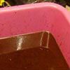 Diese Br&uuml;he holte ich literweise aus Tank, Kraftstoffleitungen und Vergaser. Eine w&auml;ssrige Rostl&ouml;sung mit starkem Benzin-Aroma.