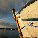 Ein einsames Boot am Strand bei Side (Türkei)