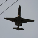 Kleiner Jet beim Anflug auf Landebahn 25L des Frankfurter Flughafens.