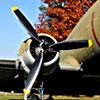 Dieses Bild wirkt am meisten durch seine kurze Brennweite (16mm). Ein Rosinenbomber (Typ: Douglas C47) am Luftbrückendenkmal.